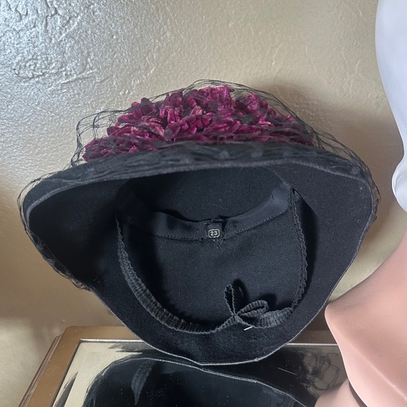 BEAUTIFUL 1940s\' BLACK FELT TILT HAT + BURGUNDY FABRIC \